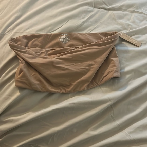 SKIMS Fits Everybody Bandeau Tan Bra - Picture 5 of 9